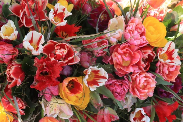 Bunter Frühlingsstrauß Mit Verschiedenen Tulpenarten Verschiedenen Leuchtenden Farben — Stockfoto