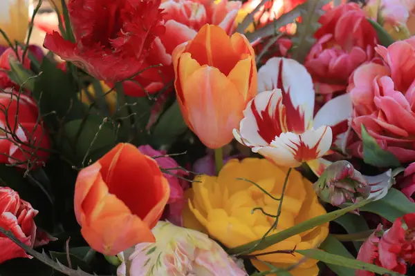 Buquê Primavera Colorido Com Diferentes Tipos Tulipas Várias Cores Brilhantes — Fotografia de Stock