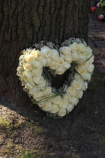 Sympathy Flower Arrangement Heart Shape White Roses — Stock Photo, Image