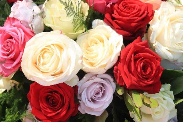 Arranjo Flores Com Rosas Laranja Lilás Vermelho Branco — Fotografia de Stock