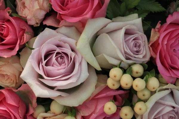 Růžové Fialové Růže Velkém Svatebním Středu — Stock fotografie