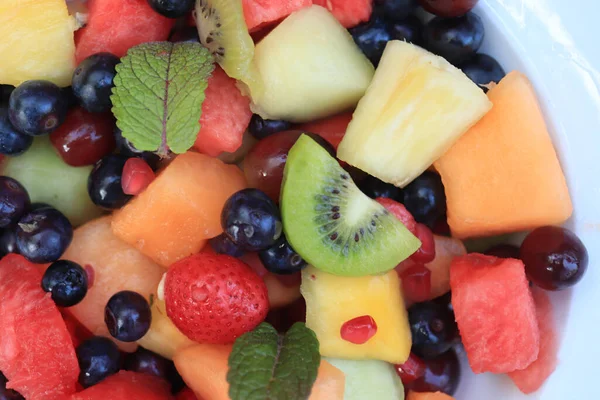 Salada Frutas Suculentas Frescas Cores Brilhantes Decorada Com Folhas Hortelã — Fotografia de Stock