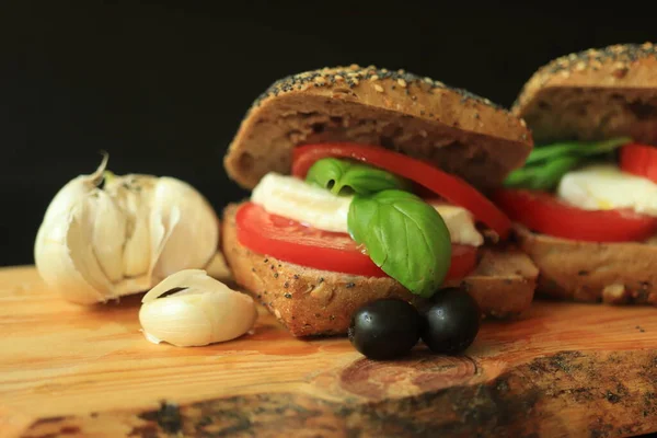 Włoskie Kanapki Caprese Świeżymi Pomidorami Serem Mozzarella Basi — Zdjęcie stockowe