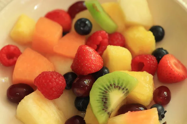 Frischer Saftiger Obstsalat Leuchtenden Farben Erdbeeren Melone Und Kiwi — Stockfoto