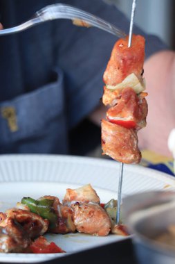 Barbeküde et, domuz şiş kebap ya da soğan ve dolmalık biber.