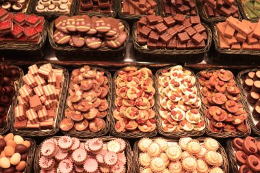 Barselona, İspanya 'da bir markette lüks çikolatalı pralinler