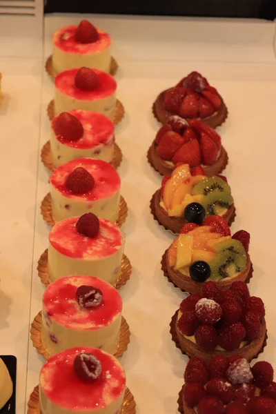 Διάφορα Είδη Ζαχαροπλαστικής Μια Βιτρίνα Διακοσμημένο Cheesecake Και Φρούτα — Φωτογραφία Αρχείου