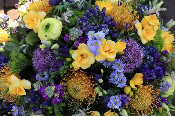 Ein Brautstrauß Verschiedenen Blau Und Gelbtönen — Stockfoto