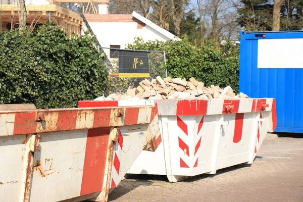 Nakládaný Kontejner Blízkosti Staveniště Rekonstrukce Nebo Údržba Domu — Stock fotografie