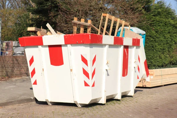 Weiße Müllcontainer Der Nähe Einer Baustelle Renovierung Oder Wartung — Stockfoto