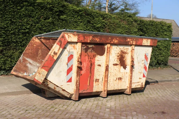 Caricato Cassonetto Vicino Cantiere Ristrutturazione Manutenzione Una Casa — Foto Stock