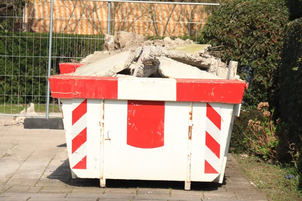 Beladener Müllcontainer Der Nähe Einer Baustelle Renovierung Oder Wartung — Stockfoto