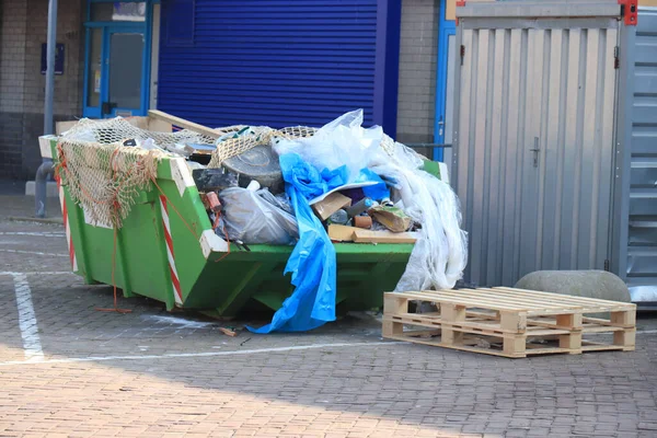 Beladener Müllcontainer Der Nähe Einer Baustelle Renovierung Oder Wartung — Stockfoto