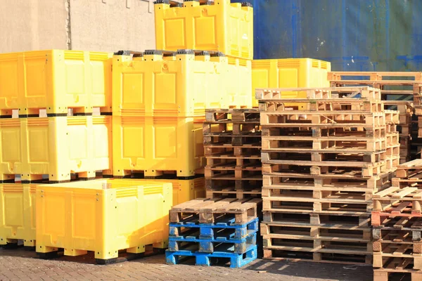 Paletes Madeira Empilhadas Recipientes Plástico Amarelo Pronto Para Transporte — Fotografia de Stock
