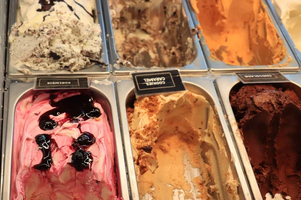 Bir Dükkanda Sergilenen Farklı Dondurma Çeşitleri Etiketler Üzerindeki Metin Hollandaca — Stok fotoğraf