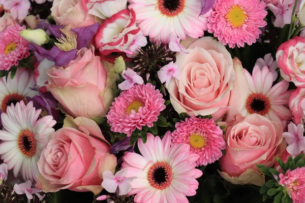 Mieszane Kwiaty Różnych Odcieniach Różu Kwiatowej Dekoracji Ślubnej — Zdjęcie stockowe