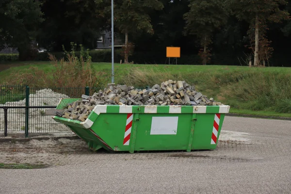 Śmietnik Załadowany Pobliżu Placu Budowy Remont Domu — Zdjęcie stockowe