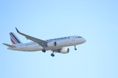 Amsterdam, Hollanda - 18 Nisan 2022: F-HEPF Air France Airbus A320-200, Hollanda 'nın Schiphol Amsterdam Havalimanı' ndaki Polderbaan pistine son yaklaşma