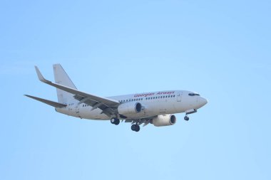 Amsterdam, Hollanda - 18 Nisan 2022: 4L-GTI 737-700 Airzena Georgian Airways Boeing, Hollanda, Schiphol Amsterdam Havalimanı 'ndaki Polderbaan pistine son yaklaşma