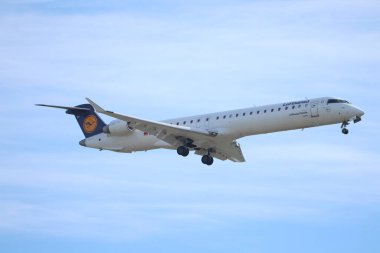 Amsterdam, Hollanda - 18 Nisan 2022: D-ACKH Lufthansa Cityline Bombardier CRJ-900, Hollanda 'nın Schiphol Amsterdam Havalimanı' ndaki Polderbaan pistine son yaklaşma