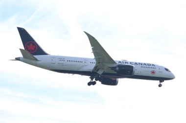 Amsterdam, Hollanda - 18 Nisan 2022: C-GHPQ Air Canada Boeing 787-8 Dreamliner, Hollanda 'nın Schiphol Amsterdam Havalimanı' ndaki Polderbaan pistine son yaklaşma