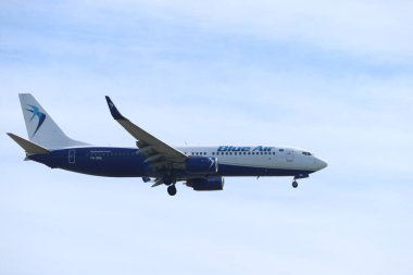 Amsterdam, Hollanda - 18 Nisan 2022: YR-BML Blue Air Boeing 737-800, Hollanda 'nın Schiphol Amsterdam Havalimanı' ndaki Polderbaan pistine son yaklaşma