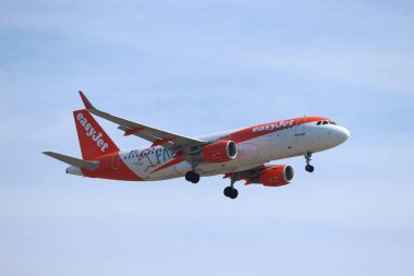 Amsterdam, Hollanda - 18 Nisan 2022: OE-IVI Easyjet Europe Airbus A320-200, Schiphol Amsterdam, Faro Algarve Special Livery 'deki Polderbaan pistine son yaklaşma