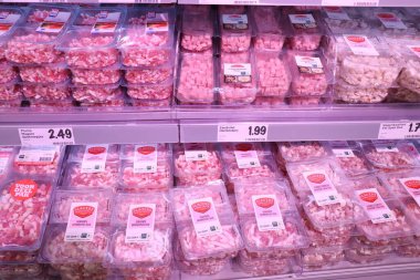 Haarlem, Hollanda - 18 Nisan 2022: markette önceden paketlenmiş jambon ve pastırma. Etiketlerde yazı var. Fiyat ve ürün bilgileri Hollandaca