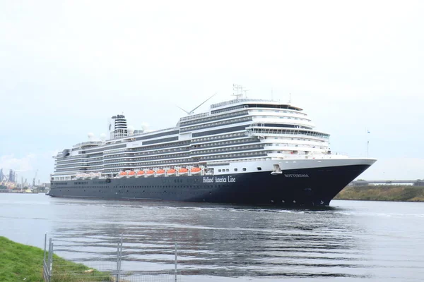 2021年10月17日 オランダ アイムイデン オランダ アメリカ線が運航するMsロッテルダムが北海運河沿いのアムステルダムに向けて出航 フロリダへの処女航海を開始 — ストック写真