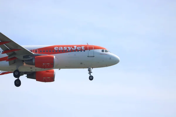 荷兰阿姆斯特丹 2022年4月18日 Ezuk Easyjet Airbus A320 200 荷兰阿姆斯特丹机场的Polderbaan跑道的最后进场 — 图库照片