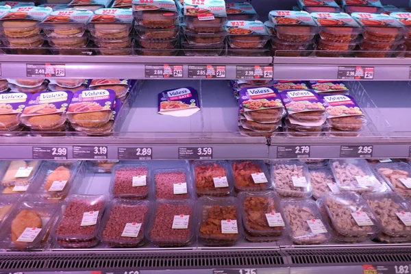 Haarlem, Hollanda - 18 Nisan 2022: süpermarkette et yerine geçer. Etiketlerde yazı var. Fiyat ve ürün bilgileri Hollandaca