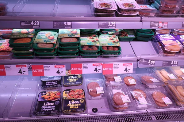 Haarlem, Hollanda - 18 Nisan 2022: süpermarkette et yerine geçer. Etiketlerde yazı var. Fiyat ve ürün bilgileri Hollandaca