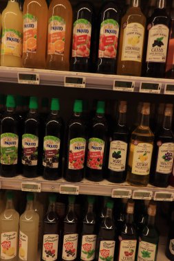 Bourbon-Lancy, Fransa - 13 Eylül 2021: Fransız süpermarketinde meyve şuruplu şişeler. Etiketler üzerindeki metin: Fransızca ürün tanımı