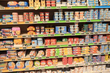 Moulins, Fransa - 14 Eylül 2021: Carrefour süpermarketinde çeşitli balık konserveleri