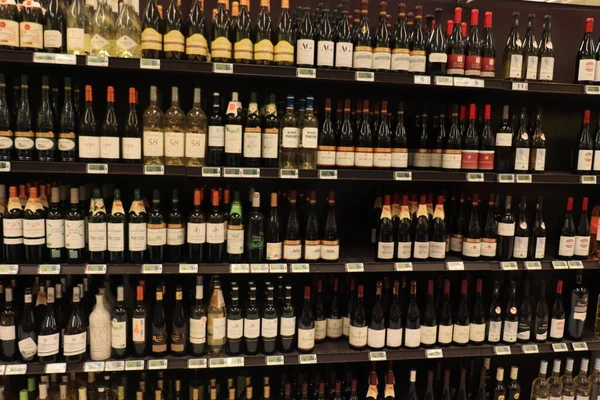 Moulins, Fransa - 14 Eylül 2021: Carrefour 'da şarap bölümü, büyük bir Fransız süpermarketi.