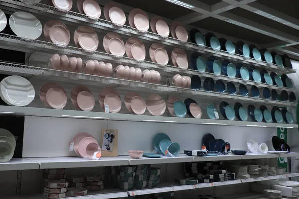 Haarlem, Hollanda - 9 Ekim 2021: Ikea mağaza galerisi, çanak çömlek ve giysi