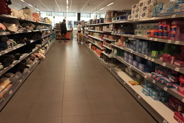 Haarlem Nederländerna Juni 2021 Rabattlagerinteriör Hygienprodukter För Kvinnor Gången — Stockfoto