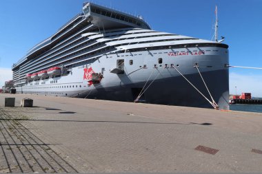 IJmuiden, Hollanda - 22 Nisan 2022: Valiant Lady yolcu gemisi, Virgin Voyages tarafından işletiliyor, gemi yapımcısı Fincantieri. Valiant Lady ilk seferini 18 Mart 2022 'de gerçekleştirdi..