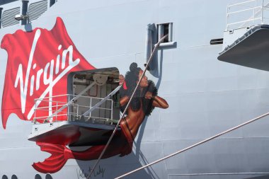 IJmuiden, Hollanda - 22 Nisan 2022: Valiant Lady yolcu gemisi, Virgin Voyages tarafından işletiliyor, gemi yapımcısı Fincantieri. Yayın ayrıntıları