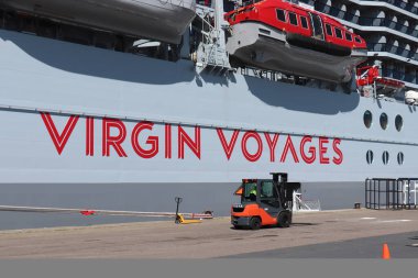 IJmuiden, Hollanda - 22 Nisan 2022: Valiant Lady yolcu gemisi, Virgin Voyages tarafından işletiliyor, gemi yapımcısı Fincantieri. İsim ve cankurtaran botlarının ayrıntıları