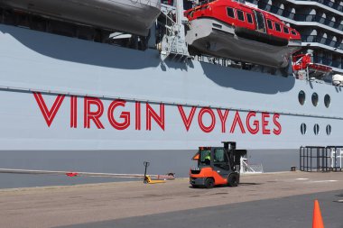IJmuiden, Hollanda - 22 Nisan 2022: Valiant Lady yolcu gemisi, Virgin Voyages tarafından işletiliyor, gemi yapımcısı Fincantieri. İsim ve cankurtaran botlarının ayrıntıları