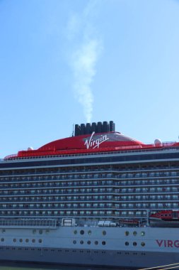 IJmuiden, Hollanda - 22 Nisan 2022: Valiant Lady yolcu gemisi, Virgin Voyages tarafından işletiliyor, gemi yapımcısı Fincantieri. Valiant Lady ilk seferini 18 Mart 2022 'de gerçekleştirdi..
