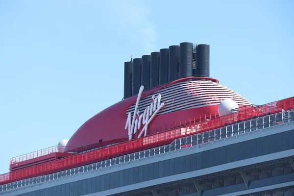 IJmuiden, Hollanda - 22 Nisan 2022: Valiant Lady yolcu gemisi, Virgin Voyages tarafından işletiliyor. Logolu huni ayrıntıları