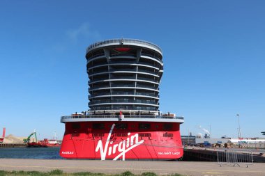 IJmuiden, Hollanda - 22 Nisan 2022: Valiant Lady yolcu gemisi, Virgin Voyages tarafından işletiliyor, gemi yapımcısı Fincantieri. Valiant Lady ilk seferini 18 Mart 2022 'de gerçekleştirdi..