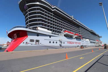 IJmuiden, Hollanda - 22 Nisan 2022: Valiant Lady yolcu gemisi, Virgin Voyages tarafından işletiliyor, gemi yapımcısı Fincantieri. Valiant Lady ilk seferini 18 Mart 2022 'de gerçekleştirdi..
