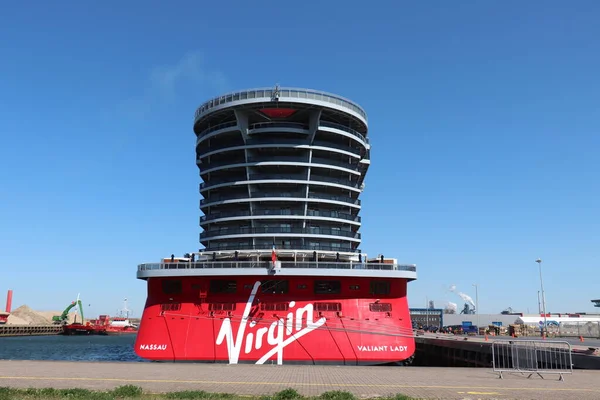 IJmuiden, Hollanda - 22 Nisan 2022: Valiant Lady yolcu gemisi, Virgin Voyages tarafından işletiliyor, gemi yapımcısı Fincantieri. Valiant Lady ilk seferini 18 Mart 2022 'de gerçekleştirdi..