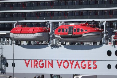 IJmuiden, Hollanda - 22 Nisan 2022: Valiant Lady yolcu gemisi, Virgin Voyages tarafından işletiliyor, gemi yapımcısı Fincantieri. İsim ve cankurtaran botlarının ayrıntıları