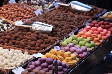 Markette sergilenen makarna ve çikolatalar