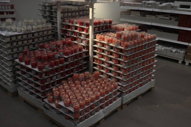 Haarlem, Hollanda - 9 Ekim 2021: Ikea mağaza galerisi, cam kavanozlarda kokulu mumlar