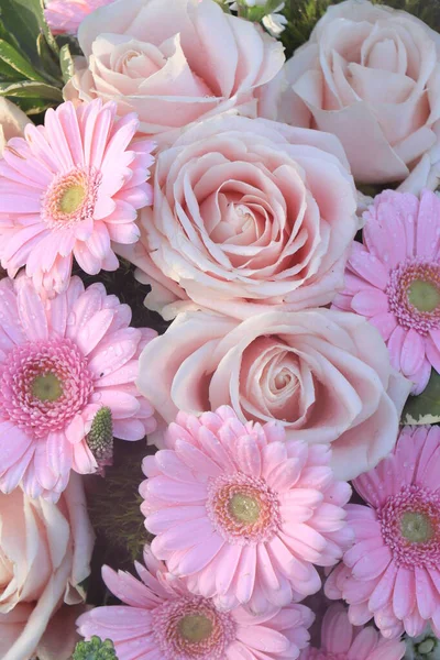 Blassrosa Rosen Und Gerberas Einem Floralen Hochzeitsarrangement — Stockfoto